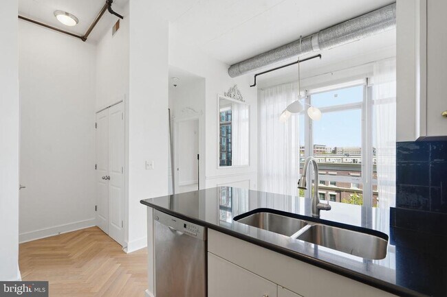 Building Photo - 520 John Carlyle St