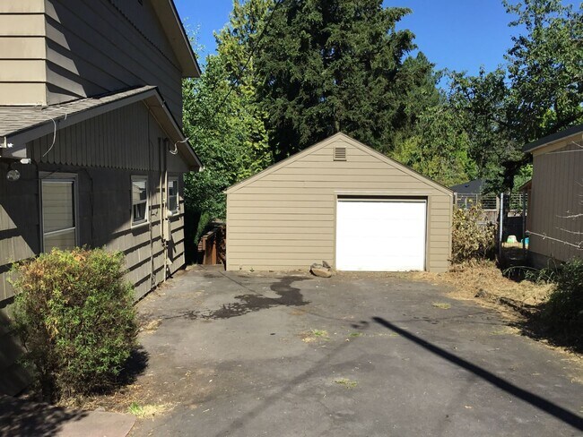 Building Photo - 5 Bedroom House in Southeast Eugene