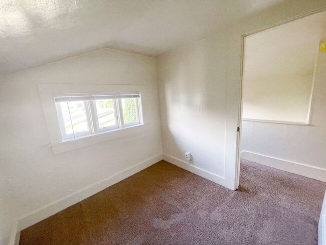 Building Photo - Pet-friendly Craftsman Home!
