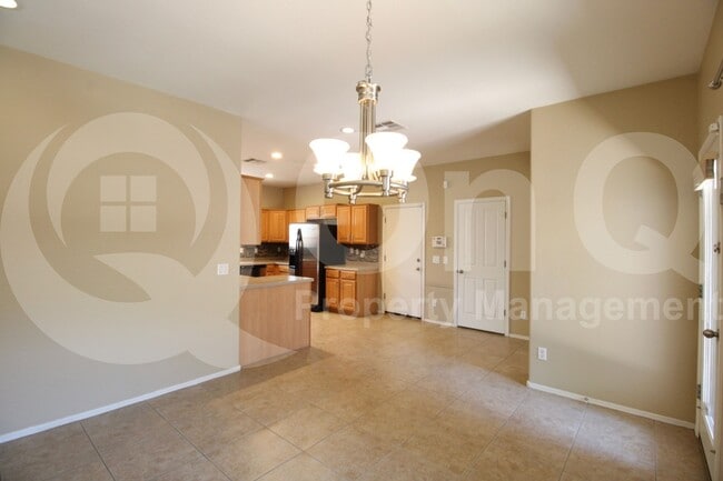Building Photo - 995 E Blue Spruce Ln