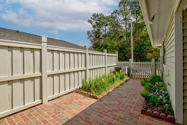 Building Photo - Lovely Town Home in Inland Greens