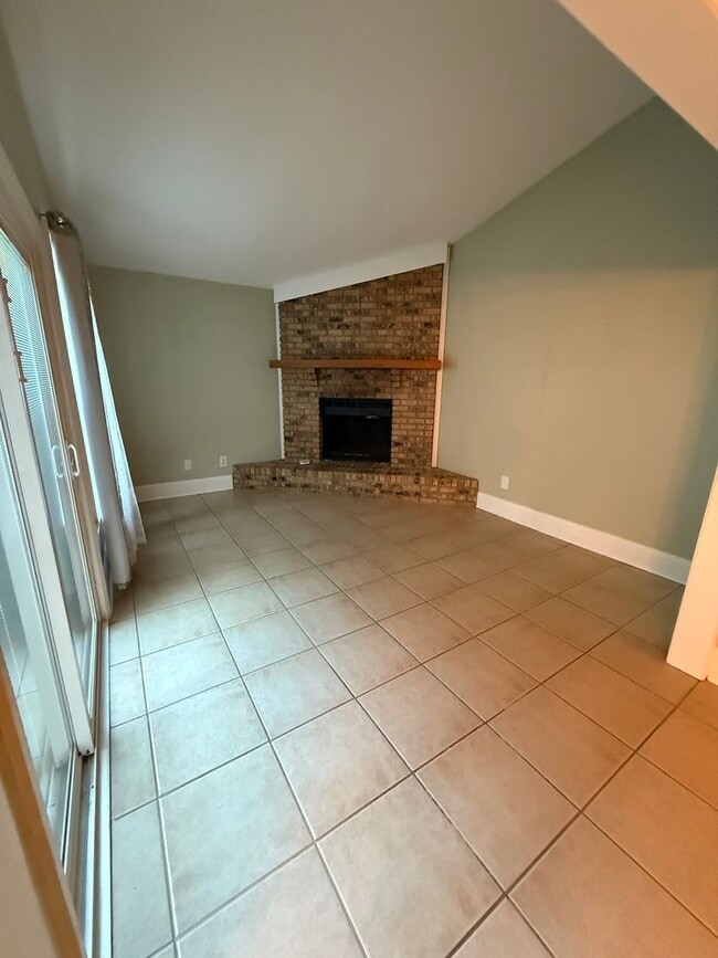 Building Photo - 2/2.5 Townhouse off of Tharpe st! Central ...