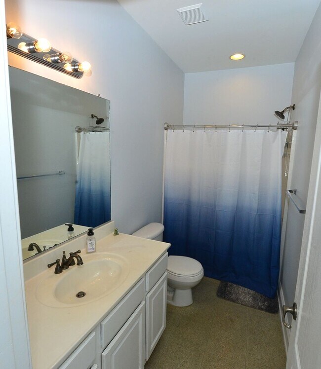 Building Photo - Beautiful Townhome/condo