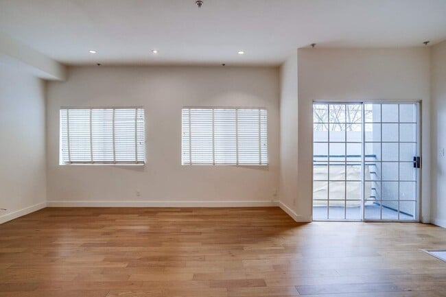 Building Photo - 852 N Poinsettia Pl