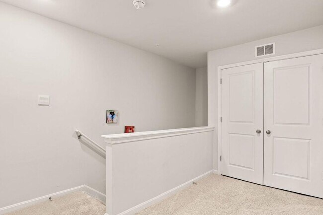 Building Photo - 310 Maple Run Dr