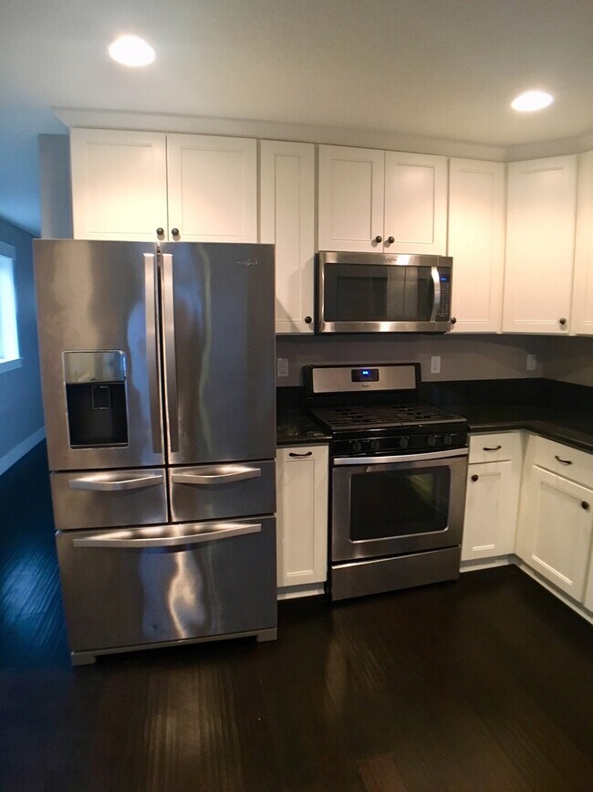 Building Photo - Spacious 3br/3.5ba House with Garage & AC in South Tabor Neighborhood