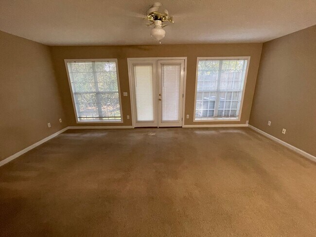 Building Photo - Foxchase Subdivision:  MOVE IN READY!!!!  ...