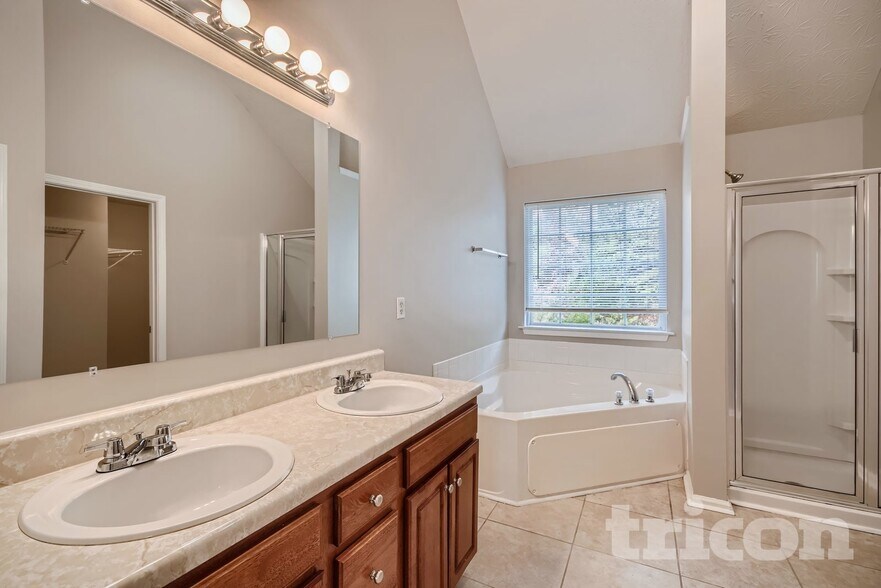 Building Photo - 5005 Eagle Creek Dr