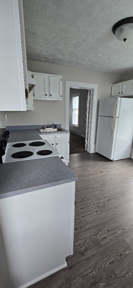 Building Photo - 1104 W 8th St