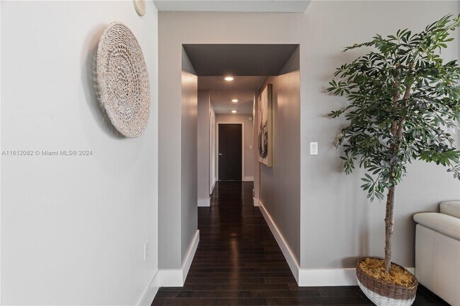 Building Photo - 1900 N Bayshore Dr