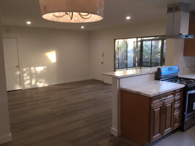 Building Photo - 954 S Barrington Ave