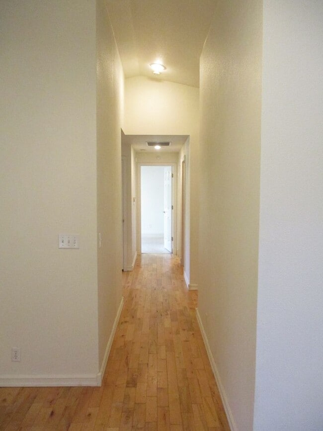 Building Photo - Charming Rambler in Lake Minterwood with P...