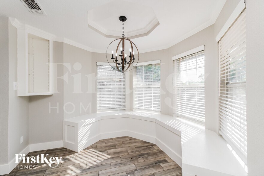 Building Photo - 6 W Sharon Dr