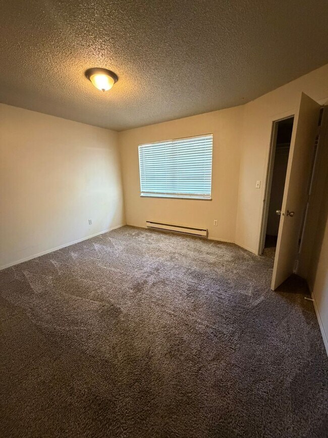 Building Photo - Easy Low Maintenance Living 2 bed 1 bath