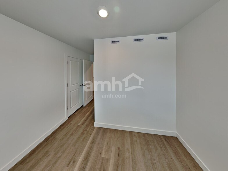Building Photo - 6144 W Calle Lingo