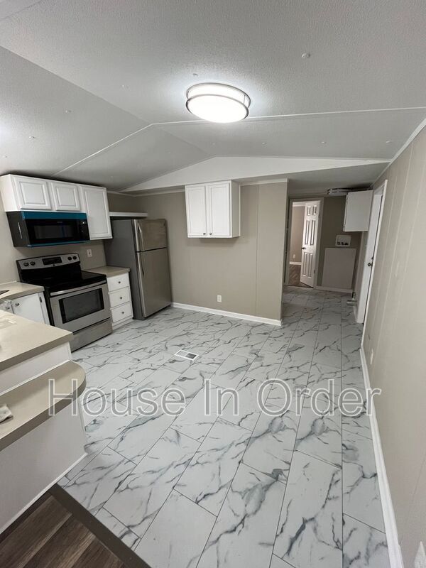 Building Photo - 14 Twin Oaks Dr