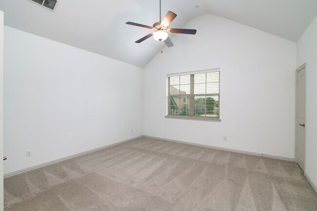 Building Photo - Beautiful 3 Bedroom Luxury Townhome, MCKIN...