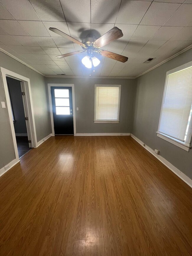 Building Photo - Cute 3 bedroom / 1 bathroom house with fen...