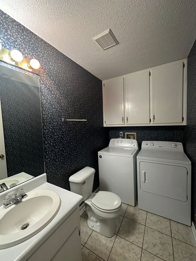 Building Photo - Rolling Acres!! END UNIT...