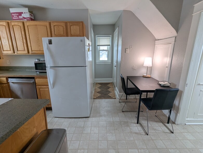 Building Photo - 732 Case Ave