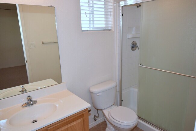 Building Photo - Amazing 3 Bedroom Home Near KAFB!