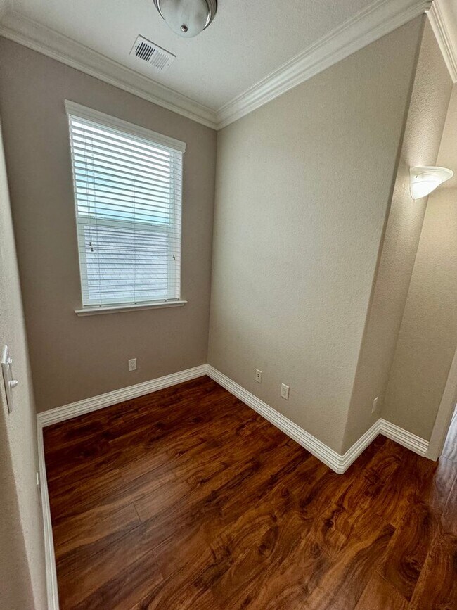 Building Photo - Beautiful 3 Bed 2.5 Bath in Copper River