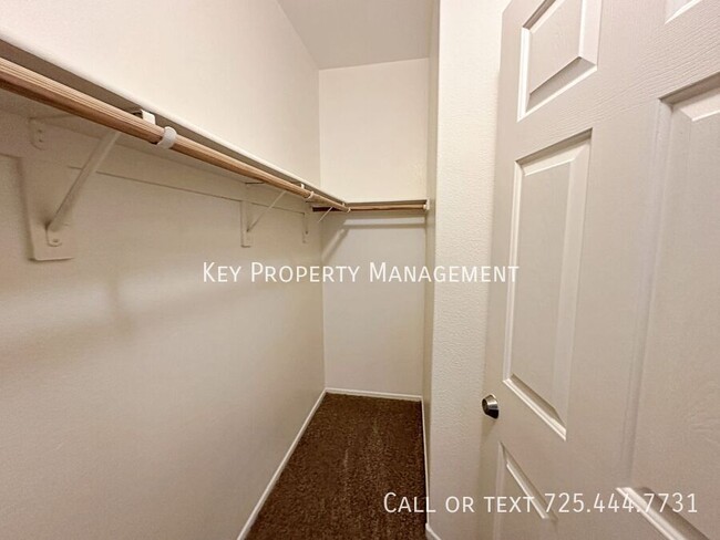 Building Photo - TRI-LEVEL 3 BEDROOM, 2.5 BATH TOWNHOME IN ...