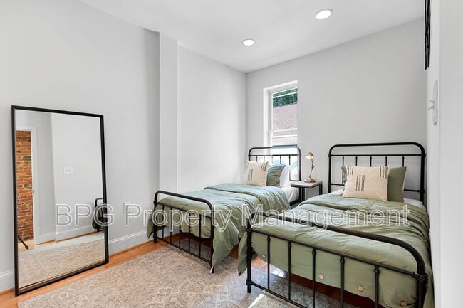 Building Photo - 1037 5th St NE