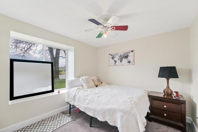 Building Photo - 3 Bedroom Home with Fully Fenced Yard Avai...