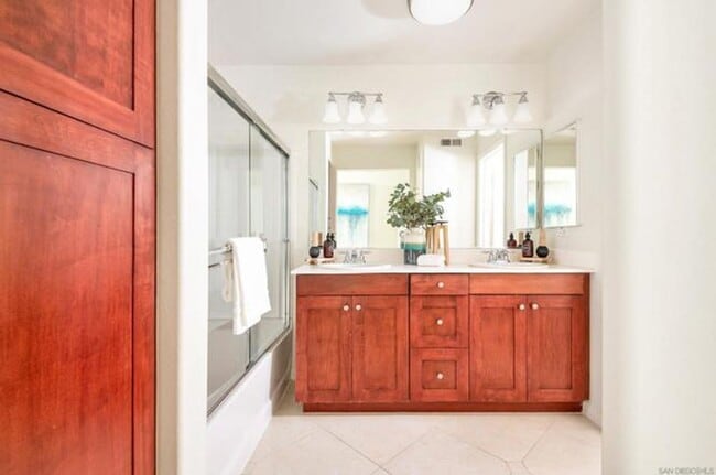 Building Photo - Spacious 4BR/4BA Tri-Level Coastal Townhome | 2 Car Garage | Washer & Dryer | Point Loma