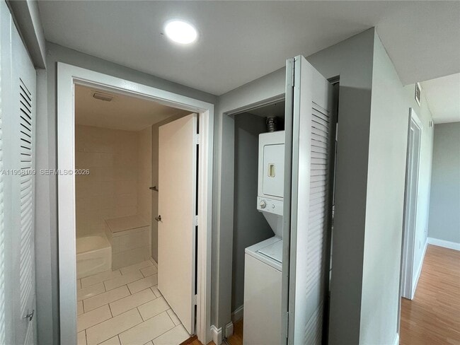 Building Photo - 2740 SW 28th Terrace