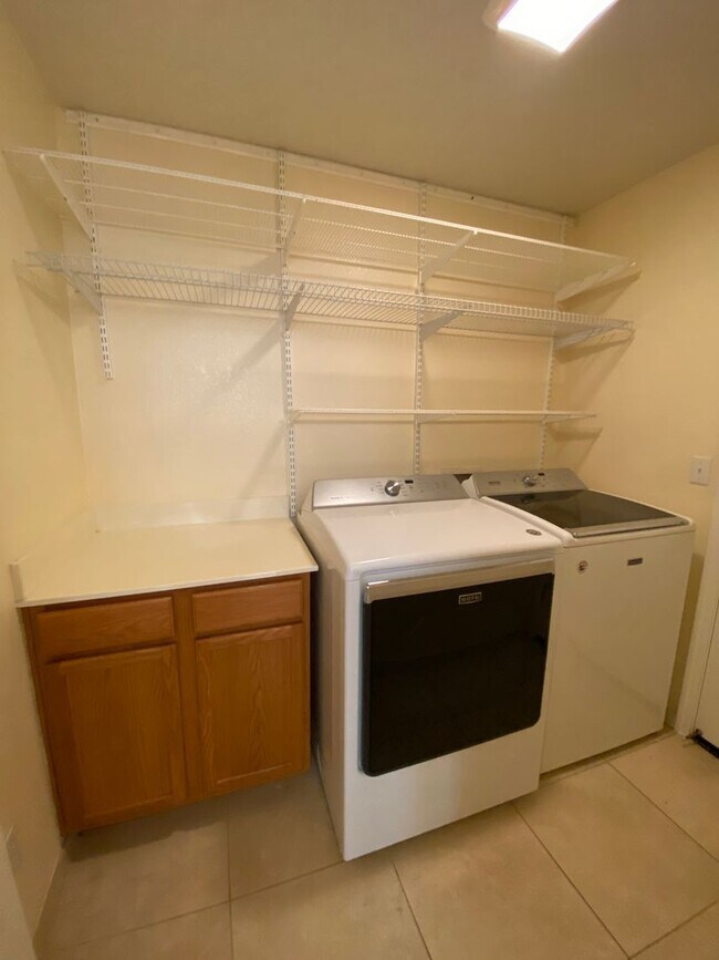 Building Photo - Open Single-Family 3Bed/2.5BA Home Mere Mi...