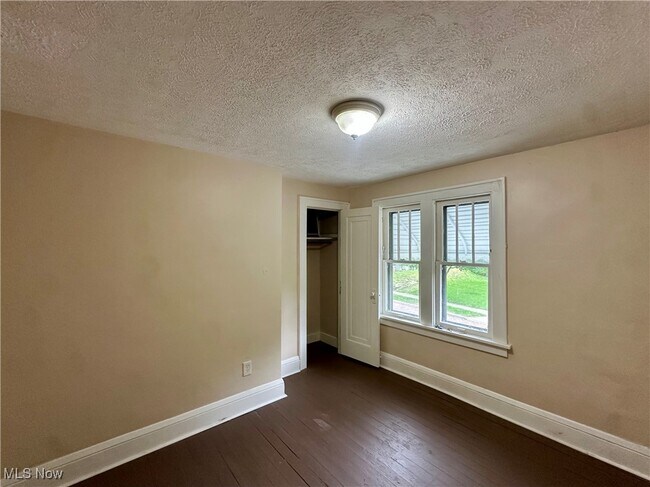 Building Photo - 1248 Pondview Ave