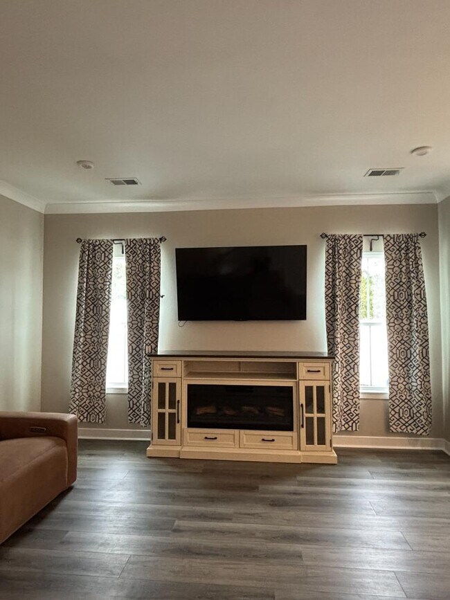 Building Photo - 300 Golan Cir