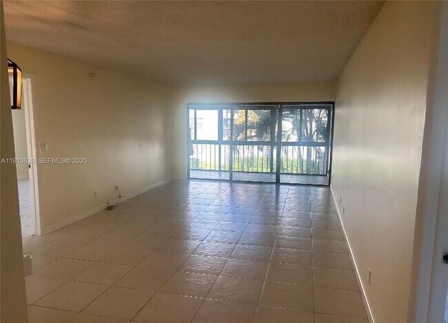 Building Photo - 303 Racquet Club Rd