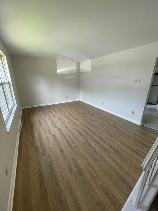 Building Photo - 3 Bed 1.5 Bath Updated Townhouse in Manche...