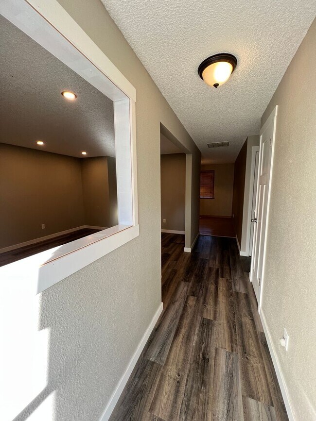 Building Photo - Cozy home next to Sage Point Elementary!
