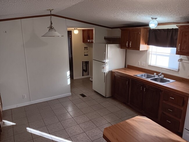 Building Photo - COMING SOON! 2-Bedroom Mobile Home in Lexi...