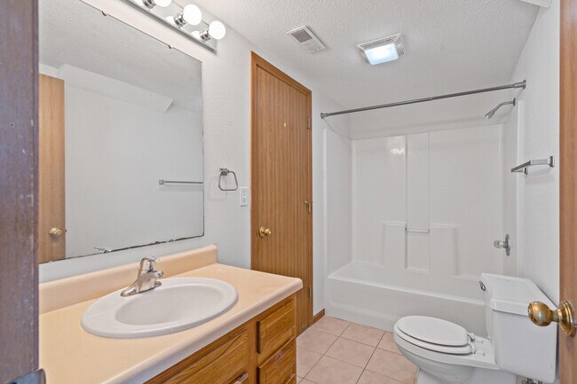 Building Photo - 2507 Carnation Dr