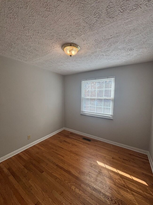 Building Photo - Updated 3bd/2bth home with Remodeled Maste...