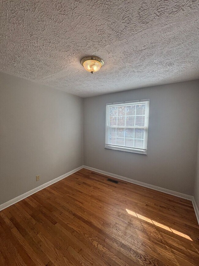 Building Photo - Updated 3bd/2bth home with Remodeled Master Suite & Prime Location!