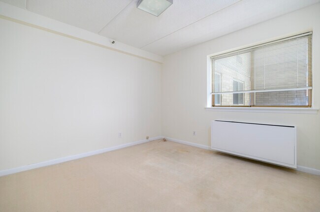 Building Photo - 143 Hoyt St