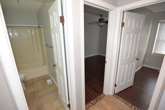 Building Photo - 3 Bedroom Townhome in Kempsville Lakes