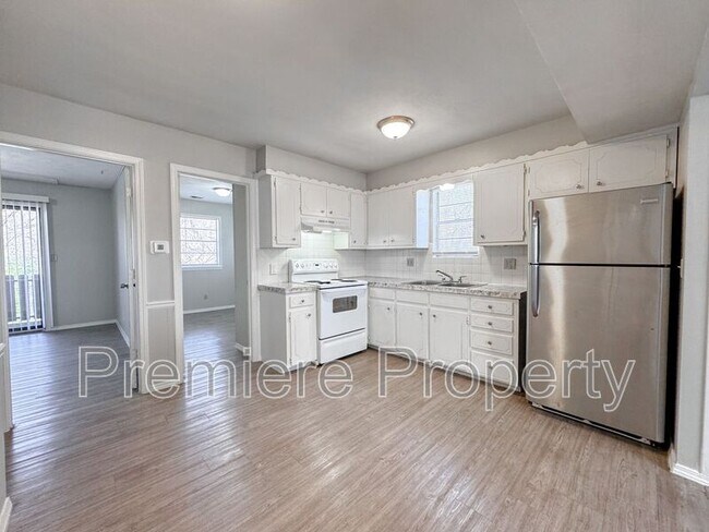 Building Photo - 908 E T C Lea Rd