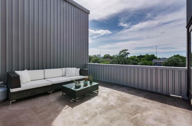 Building Photo - 2423 Wentworth St