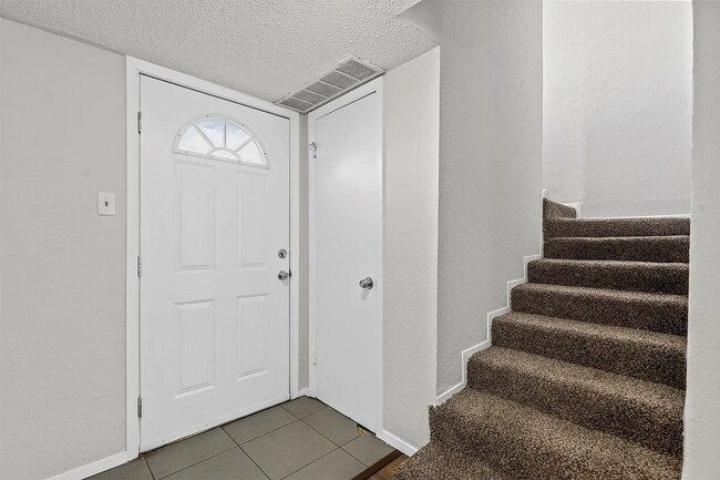 Building Photo - 6024 Westridge Ln