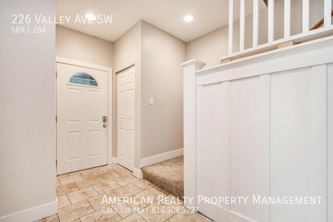 Building Photo - 226 Valley Ave SW