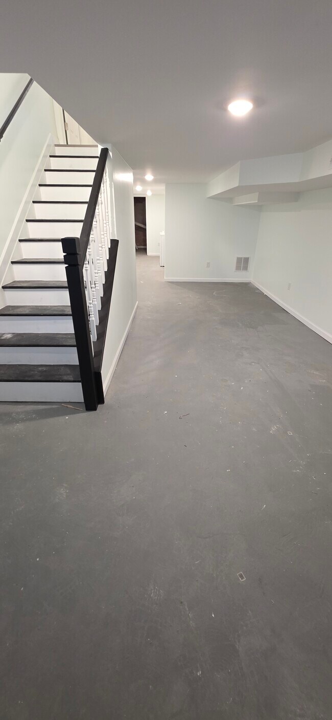 Building Photo - 1103 N Patterson Park Ave