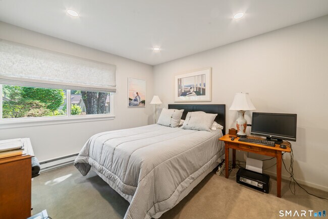 Building Photo - 595 Heritage Vlg