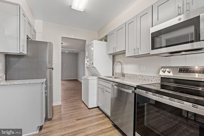 Building Photo - 7604 Somerset Ln